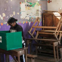 Una votante prepara su papeleta en la cabina electoral del colegio electoral de Anosibe. Foto RIJASOLO/ AFP | Foto:AFP