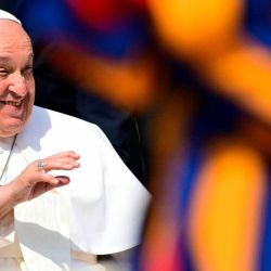 El Papa Francisco hace gestos durante la audiencia general semanal en la plaza de San Pedro en el Vaticano. Foto Tiziana FABI / AFP | Foto:AFP
