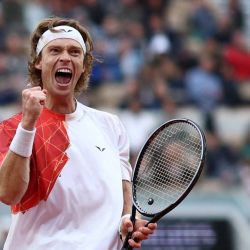 Andrey Rublev de Rusia celebra mientras juega su partido individual masculino en el torneo de tenis del Abierto de Francia en el complejo Roland Garros de París. Foto Emmanuel Dunand/AFP | Foto:AFP