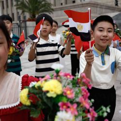 Los estudiantes aplauden mientras ensayan antes de una ceremonia de bienvenida al presidente egipcio Abdel Fattah al-Sisi en el Gran Salón del Pueblo de Beijing. Foto TINGSHU WANG / AFP | Foto:AFP