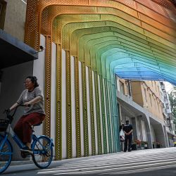 Una mujer anda en bicicleta por un callejón en Beijing. Foto Jade GAO / AFP | Foto:AFP