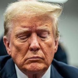 El ex presidente estadounidense y candidato presidencial republicano Donald Trump asiste a su juicio penal en el Tribunal Penal de Manhattan en la ciudad de Nueva York. Foto Mark Peterson / AFP | Foto:AFP