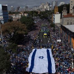 Vista aérea de personas con una enorme bandera israelí durante la "Marcha por Jesús", un evento que reúne a una amplia gama de congregaciones evangélicas, en Sao Paulo, Brasil. Foto de Miguel SCHINCARIOL / AFP  | Foto:AFP