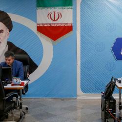 Funcionarios electorales iraníes se sientan en una oficina de registro de candidatos, en Teherán. Foto de AFP | Foto:AFP