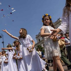 Las niñas lanzan pétalos de flores mientras participan en la Procesión del Corpus Christi en Varsovia. Foto Wojtek Radwanski / AFP | Foto:AFP
