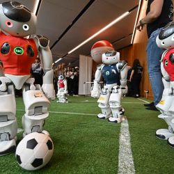  Los robots del Instituto Federal de Tecnología de Zurich juegan un partido de fútbol durante la Cumbre Mundial AI for Good de la Unión Internacional de Telecomunicaciones. Foto Fabrice COFFRINI / AFP | Foto:AFP