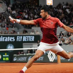  El serbio Novak Djokovic juega un revés contra el español Roberto Carballes Baena, durante el torneo de tenis del Abierto de Francia. Foto Dimitar DILKOFF / AFP  | Foto:AFP