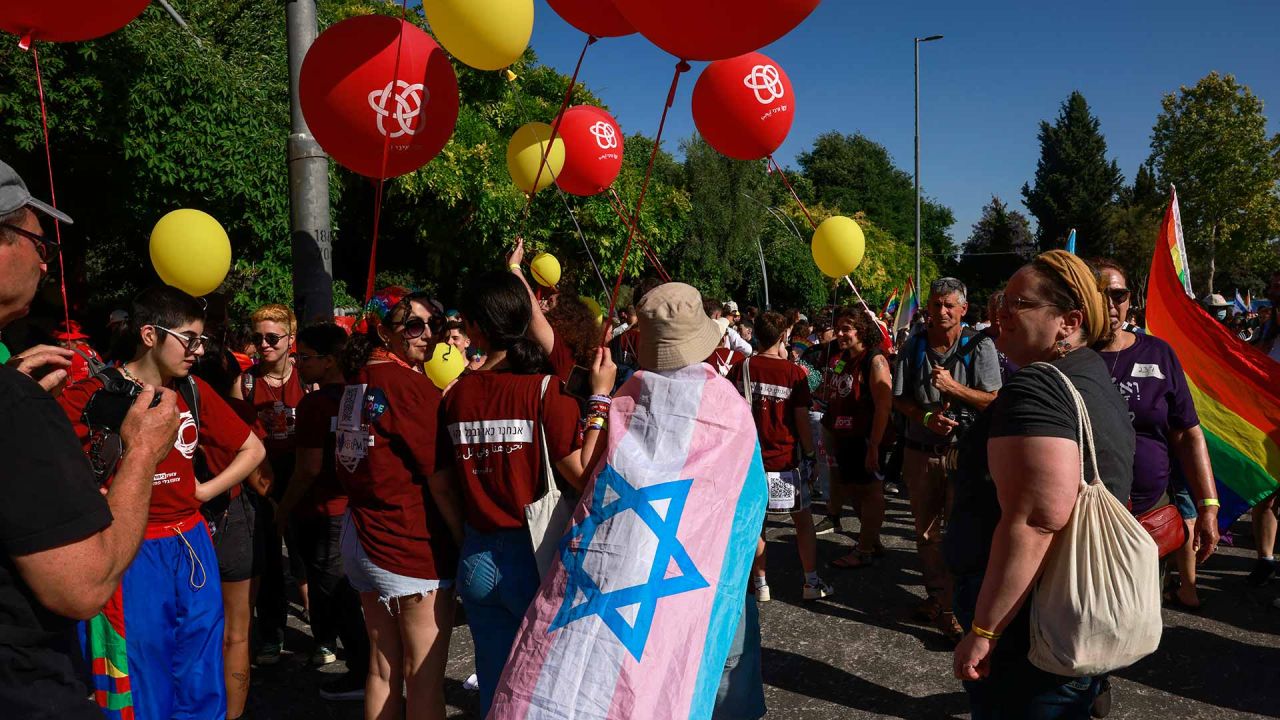 El Desfile anual del Orgullo de Jerusalén y en solidaridad con los israelíes mantenidos como rehenes por militantes palestinos de Hamas en Gaza. Foto Menahem KAHANA / AFP | Foto:AFP