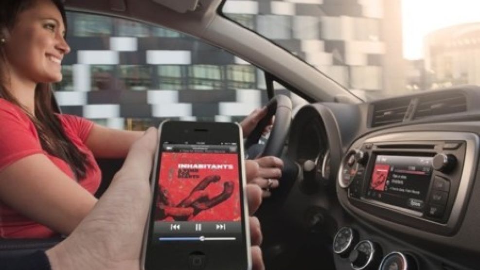 Hay personas que disfrutan mucho escuchar música en el auto con el celular, y hay distintas formas de hacerlo.