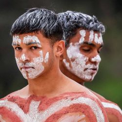 Artistas indígenas australianos adornados con pintura corporal tradicional se encuentran en Coogee Beach mientras se preparan para actuar en el Koojay Corroboree anual. Foto DAVID GRAY / AFP | Foto:AFP