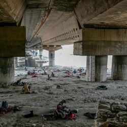 Personas sin hogar descansando bajo un paso elevado a orillas del río Yamuna para protegerse del sol durante una calurosa tarde de verano, en Nueva Delhi. Foto Dinero SHARMA / AFP | Foto:AFP