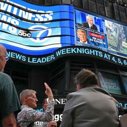 La gente reacciona después de que el ex presidente estadounidense y candidato presidencial republicano Donald Trump fuera condenado en su juicio penal en Times Square en la ciudad de Nueva York. Foto ANGELA WEISS / AFP | Foto:AFP