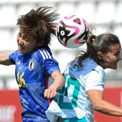 La japonesa Honoka Hayashi encabeza el balón con la neozelandesa Indiah-Paige Riley durante el partido de fútbol amistoso femenino entre Japón y Nueva Zelanda. Foto JOSE JORDAN / AFP | Foto:AFP