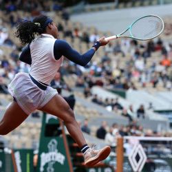 La estadounidense Coco Gauff juega un regreso de derecha a la ucraniana Dayana Yastremska durante su partido individual femenino, Roland Garros en París. Foto Alain JOCARD / AFP | Foto:AFP