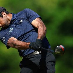 Aaron Rai de Inglaterra juega su tiro desde el cuarto tee durante la segunda ronda del RBC Canadian Open en Hamilton Golf & Country. Foto de Vaughn Ridley / AFP | Foto:AFP