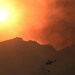 Un helicóptero militar de Pakistán que transporta agua intenta extinguir un incendio que estalló hace unos días en el bosque de Margalla Hills. Foto Aamir QURESHI / AFP | Foto:AFP