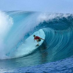 El surfista hawaiano John John Florence compite durante las semifinales masculinas de la competencia de surf Shiseido Tahiti Pro. Foto JÉROME BROUILLET / AFP | Foto:AFP