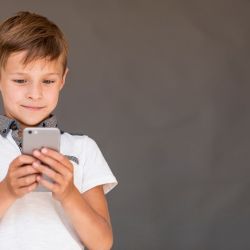 Niño con celular