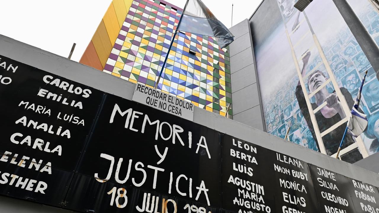 “Colores de AMIA”: se inauguró la intervención artística que se realizó sobre la fachada de Pasteur 633 | Foto:Cedoc