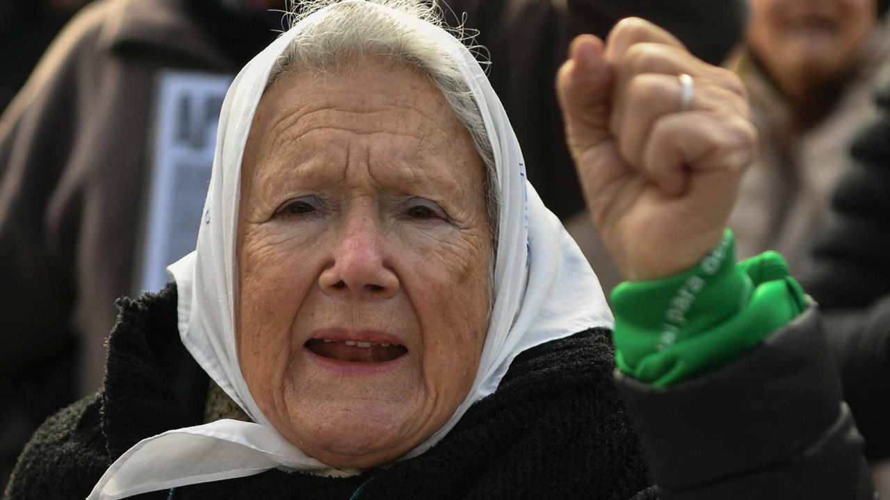 La cofundadora argentina de la asociación de derechos humanos "Madres de Plaza de Mayo", Nora Cortinas, acompañó las principales luchas por los derechos humanos, falleció a los 94 años. Foto EITAN ABRAMOVICH / AFP | Foto:AFP