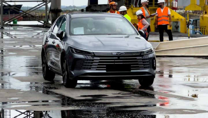 El auto chino híbrido que quiere destronar al Toyota Corolla ya llegó a Brasil