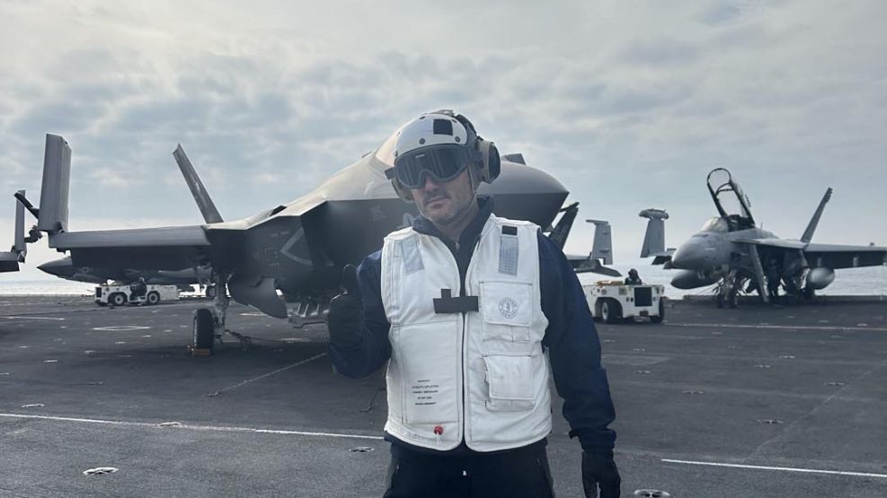 Petri recorrió el portaaviones USS George Washington