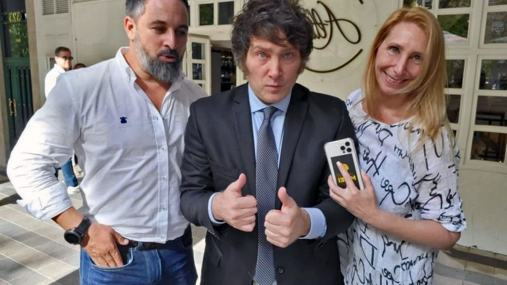 Santiago Abascal (de Vox), Javier Milei y su hermana Karina Milei.