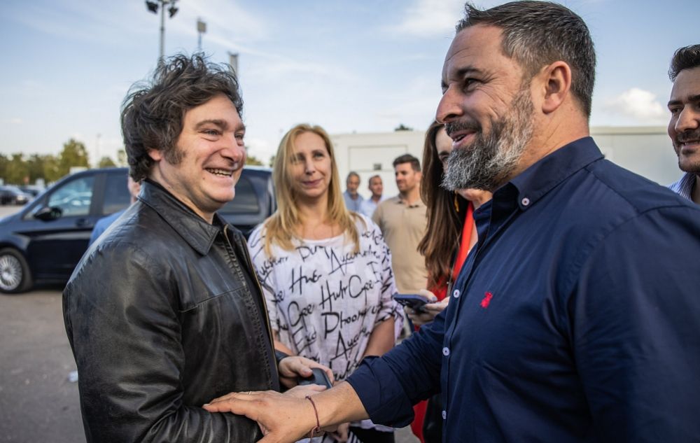 Javier Milei, fascinado ante Santiago Abascal (de Vox), y su hermana Karina Milei.