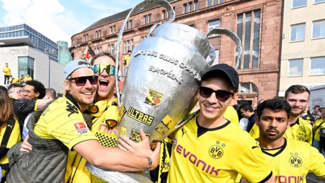 noticiaspuertosantacruz.com.ar - Imagen extraida de: https://flipr.com.ar/nacionales/deportes/perfil/londres-se-pinta-de-amarillo-mas-de-100-000-fanaticos-del-dortmund-coparon-la-ciudad-inglesa-en-la-espera-de-la-gran-final/