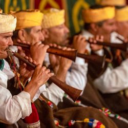 El grupo Maestros Músicos de Joujouka actúa durante el Festival Musical anual en la aldea de Jajouka, al norte de Marruecos. | Foto:FADEL SENNA / AFP