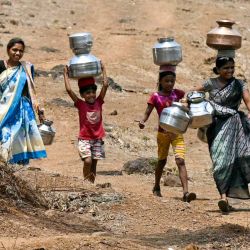 En esta foto, los aldeanos cargan cántaros de agua en el distrito de Shahapur del estado indio de Maharashtra, en medio de una ola de calor. | Foto:Indranil Mukherjee / AFP