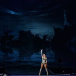 La cantante y compositora estadounidense Taylor Swift actúa en el escenario del estadio Groupama como parte del Eras Tour, en Decines-Charpieu, este de Francia. | Foto:JEFF PACHOUD / AFP