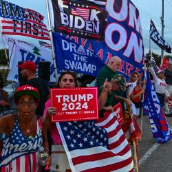 Los partidarios del expresidente estadounidense Donald Trump sostienen carteles y banderas mientras muestran su apoyo al candidato presidencial republicano de 2024 durante una manifestación de la "Caravana por Trump" en West Palm Beach, Florida. | Foto:Giorgio Viera / AFP