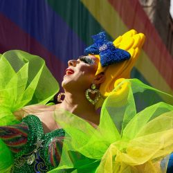 Un juerguista participa en el 28º Desfile del Orgullo Gay en Sao Paulo, Brasil. | Foto:MIGUEL SCHINCARIOL / AFP
