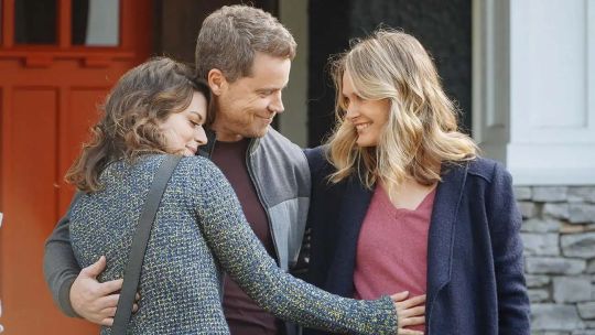 "Tú, yo y ella": la comedia romántica de Netflix que pone en la mesa del debate de la "trieja"