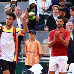 El ganador Novak Djokovic aplaude al argentino Francisco Cerundolo después de su partido de octavos de final masculino en la cancha Philippe-Chatrier el noveno día del torneo de tenis del Abierto de Francia en el complejo Roland Garros en París. | Foto:Emmanuel Dunand/AFP