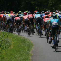 El pelotón participa en la tercera etapa de la 76.ª edición de la carrera ciclista Criterium du Dauphine, 181,7 km entre Celles-sur-Durolle y Les Estables, en el centro de Francia. | Foto:Thomas Samson / AFP