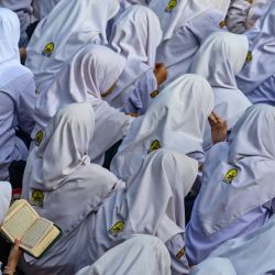 Estudiantes musulmanes oran por el pueblo palestino durante una oración grupal realizada bajo el lema "Todos los ojos puestos en Rafah" en una escuela secundaria islámica en Banda Aceh, en medio del conflicto en curso entre Israel y el grupo militante Hamás. | Foto:CHAIDEER MAHYUDDIN / AFP