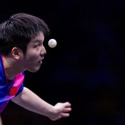Fan Zhendong sirve la pelota a Wang Chuqin durante la final de individuales masculinos de tenis de mesa, en el WTT Champions Chongqing 2024, en Chongqing, en el suroeste de China. | Foto:Xinhua/Huang Wei