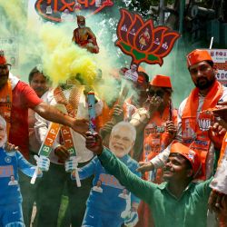 Los partidarios de Narendra Modi, primer ministro de la India y líder del Partido Bharatiya Janata (BJP), llevan sus recortes mientras celebran los resultados del recuento de votos para las elecciones generales de la India en Varanasi. | Foto:NIHARIKA KULKARNI / AFP