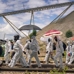 Militantes ecologistas de Extinction Rebellion (XR) y "Stop Gravel" caminan sobre las vías del tren en la gravera de Malet durante una acción contra el funcionamiento del lugar, por considerarlo peligroso para el medio ambiente, en el campamento cercano a la gravera de Malet, en Le Vernet. | Foto:Idriss Bigou / AFP