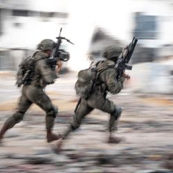 Soldados israelíes durante las operaciones en la Franja de Gaza en medio del conflicto en curso entre Israel y el grupo militante palestino Hamás. | Foto:Ejército israelí / AFP