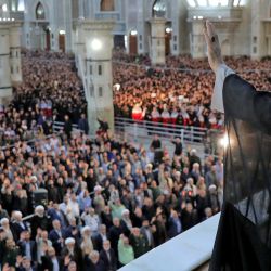 Una fotografía proporcionada por la oficina del líder supremo de Irán, el ayatolá Ali Jamenei, lo muestra dirigiéndose a la multitud durante una ceremonia que conmemora el 35º aniversario de la muerte del fundador de la República Islámica, el ayatolá Ruhollah Jomeini, en su mausoleo en Teherán. | Foto:KHAMENEI.IR / AFP