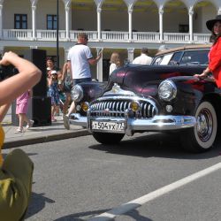 Una mujer posa para una fotografía junto a un automóvil clásico en un rally de automóviles clásicos, en Moscú, Rusia. | Foto:Xinhua/Alexander Zemlianichenko Jr