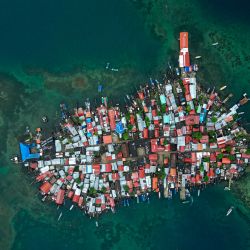 Vista aérea de la isla Carti Sugtupu en la Comarca Guna Yala, en la costa caribeña de Panamá. Las autoridades panameñas entregaron las llaves de sus nuevos hogares en el continente a unas 300 familias de Carti Sugtupu, también conocido como Gardi Sugdub, un pequeña isla caribeña afectada por el aumento del nivel del mar, quienes se convertirán en los primeros desplazados climáticos de Panamá. | Foto:MARTIN BERNETTI / AFP