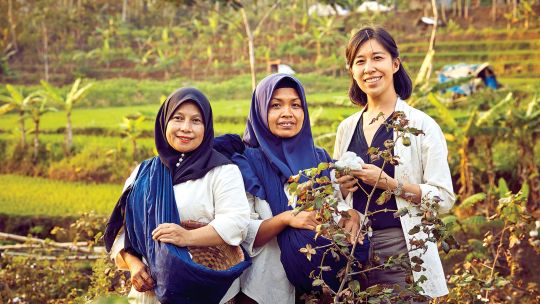 Denica Riadini-Flesch: cómo resignificó el "made in Indonesia" gracias a la moda artesanal, el comercio justo y sustentable