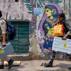 El personal de seguridad lleva máquinas de votación electrónica (EVM) y otros materiales electorales cuando se dirigen a los colegios electorales en Patna, en vísperas de la séptima y última fase de votación en las elecciones generales de la India. | Foto:Sachin Kumar / AFP