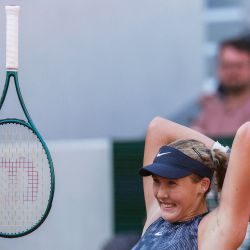 La rusa Mirra Andreeva celebra después de ganar contra la francesa Varvara Gracheva al final de su partido de octavos de final femenino en la cancha Suzanne-Lenglen el noveno día del torneo de tenis del Abierto de Francia en el complejo Roland Garros en París. | Foto:ALAIN JOCARD / AFP