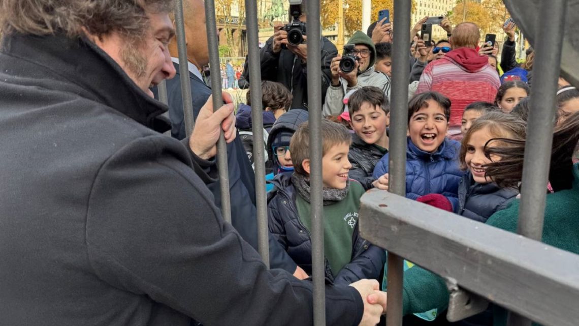 El fenómeno Milei: 45 % de imagen positiva pero el 51,1 % cree que sus medidas económicas afectan a los trabajadores