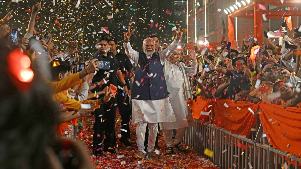 El Primer Ministro de la India, Narendra Modi, muestra el signo de la victoria cuando llega a la sede del Partido Bharatiya Janata (BJP) para celebrar la victoria del partido en las elecciones generales del país, en Nueva Delhi. | Foto:ARUN SANKAR / AFP